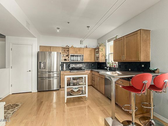 Building Photo - 706 E Washington St