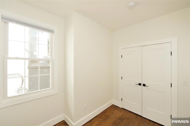 Building Photo - 203 3rd St