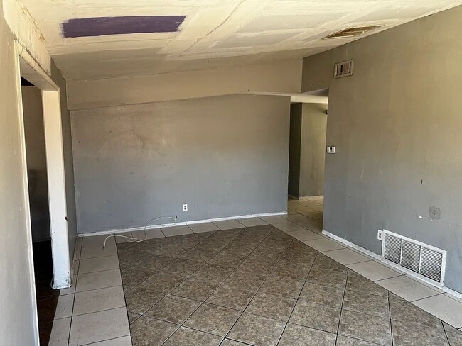 Building Photo - Large 5 bedroom single story ranch house