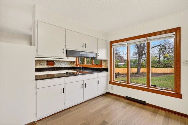 Building Photo - 3637 Sunset Dr