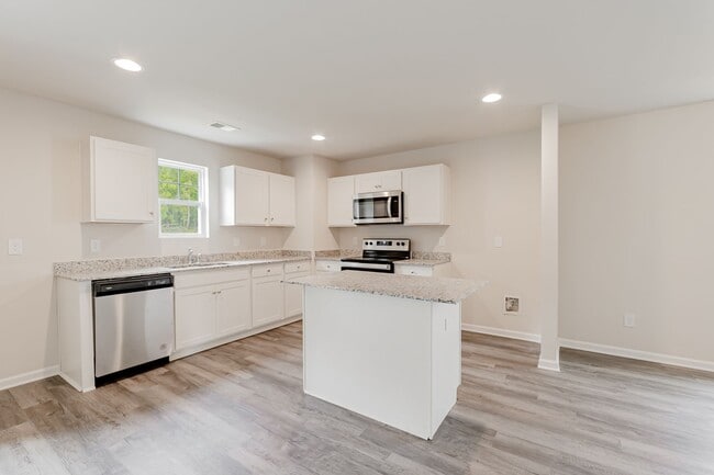 Building Photo - 5 bedroom Benjamin Floor Plan with a relax...