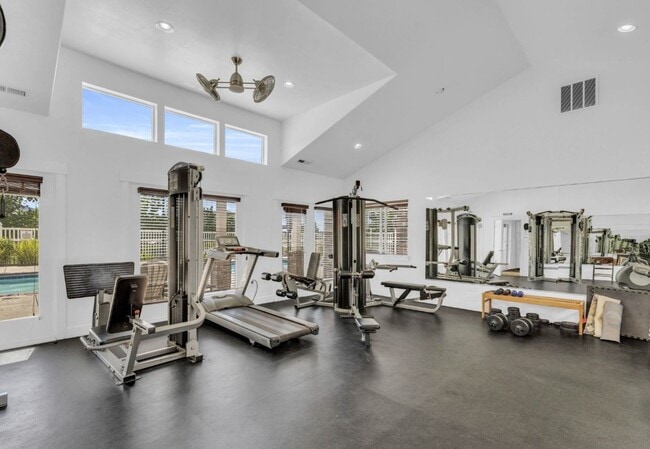 Building Photo - Luxury 3 Bedroom Plus Den in Sandy!