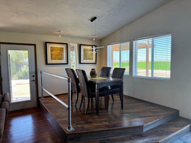 Building Photo - 3 BEDROOM HOME IN TIERRA MESA!