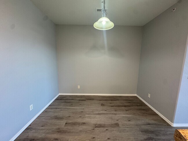 Building Photo - Move-In Ready Top-Floor Condo with New Flooring & Fresh Paint