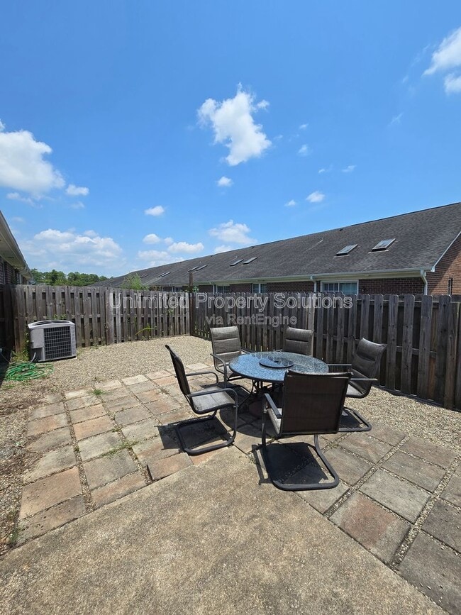 Building Photo - 339 Monlandil Dr