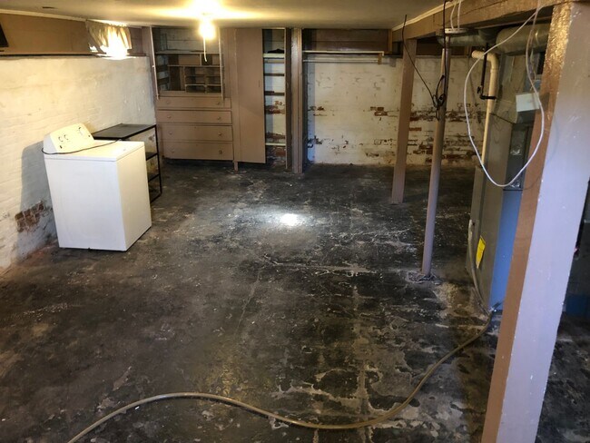 Building Photo - 2 bedroom single family home with one car ...