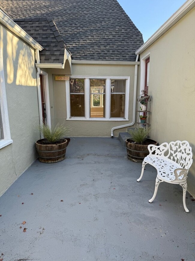 Building Photo - Great 2 Bedroom Rental Home in Crocker Highland District