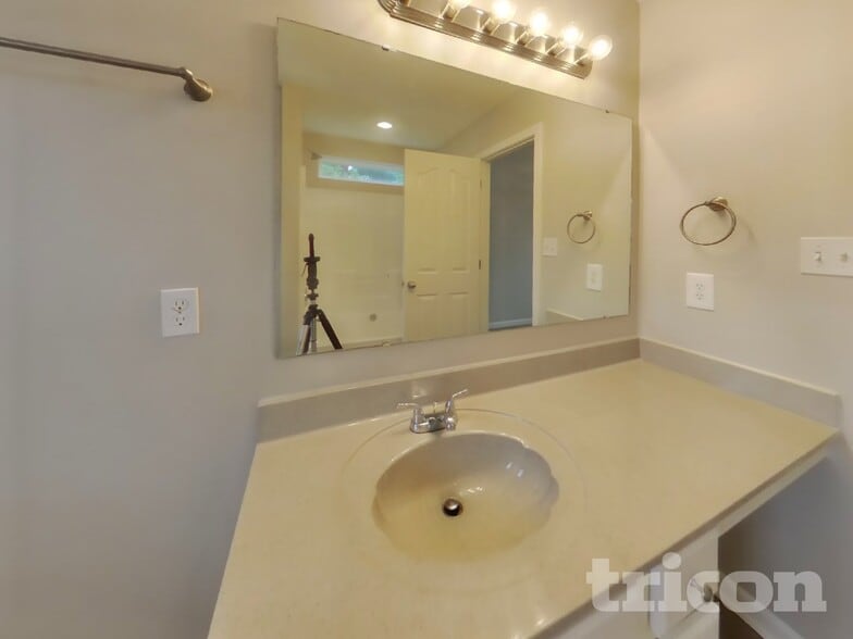 Building Photo - 5940 Briggs Dr