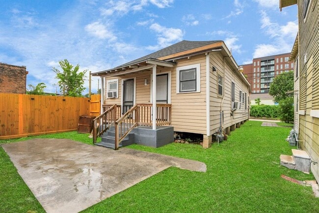 Primary Photo - 114 N St Charles St