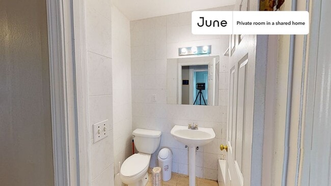 Building Photo - Room in Shared 4 bed/2 bath home in Allston