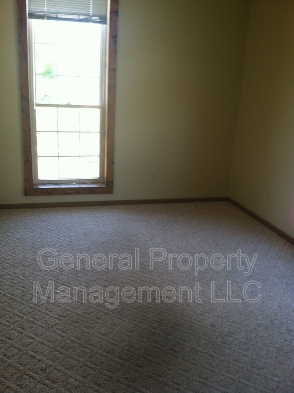 Building Photo - 4 bedroom in proximity to UWEC and downtown available June 1st