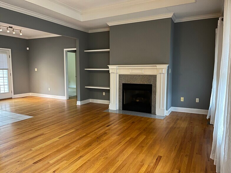 Building Photo - 2 Larchmont Ln