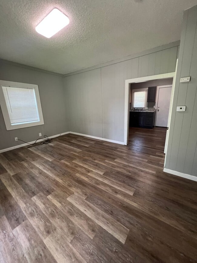 Building Photo - PRE-LEASING!! - AVAILABLE 7/10/26- Two Bedroom/ 1 Bathroom House