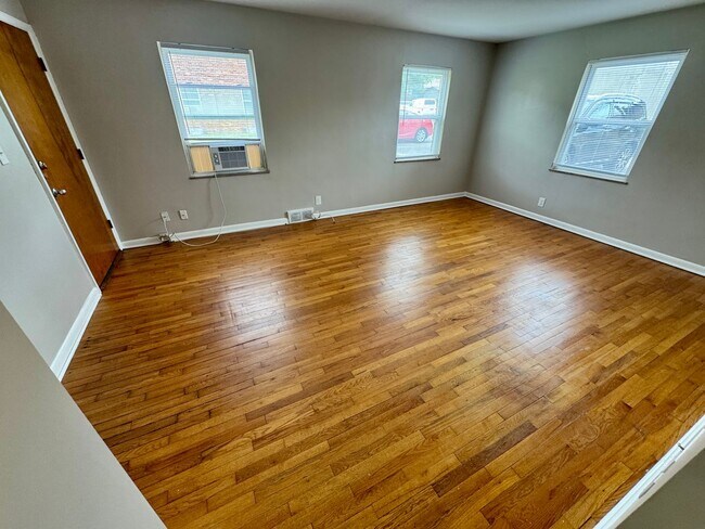 Building Photo - 1 Bedroom ~ Grandview Area