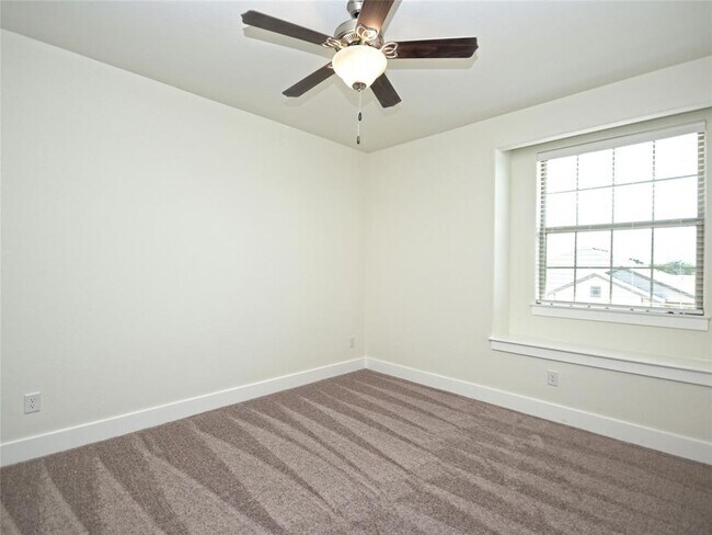 Building Photo - 415 Parkline Dr