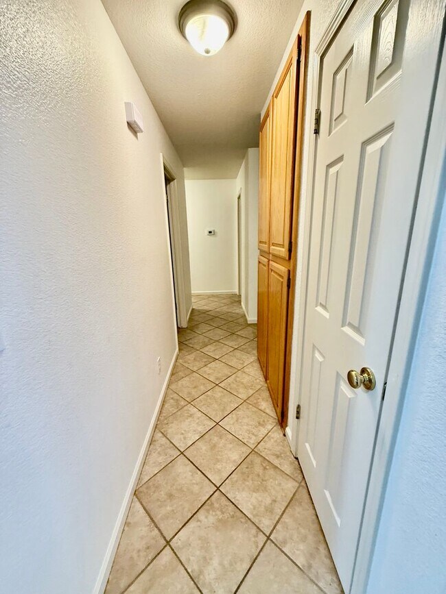 Building Photo - Great home available NOW