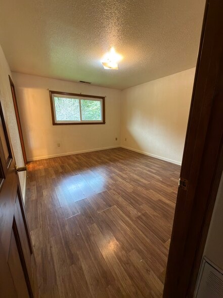 Building Photo - 2547 NE Holmes Rd