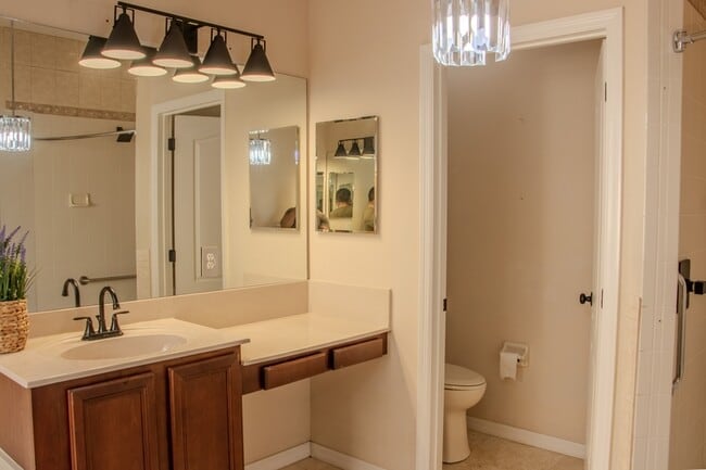 Building Photo - 1557 Amaryllis Cir