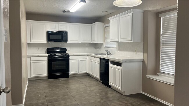 Building Photo - 11015 Shumard Oak Ct