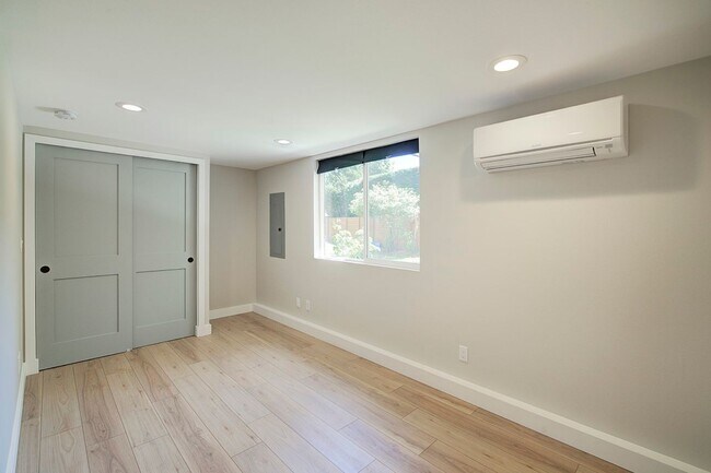 Building Photo - 4Bd/2.5Ba Kirkland House