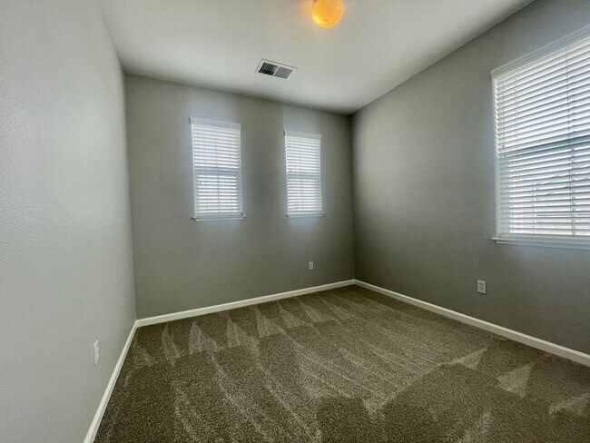 Building Photo - Turn Key 4 bedroom 2.5 bath in Brentwood!