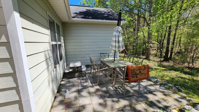 Building Photo - Convenient to west gate of Ft Moore