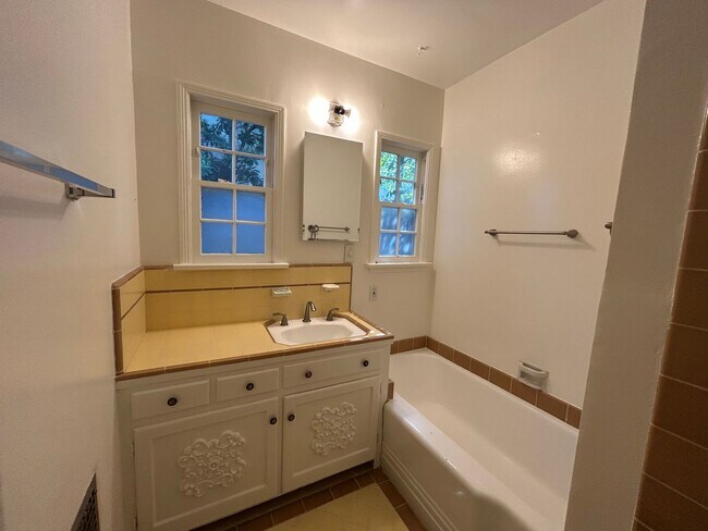 Building Photo - Rare Nostalgic Vintage 2Bedroom Home