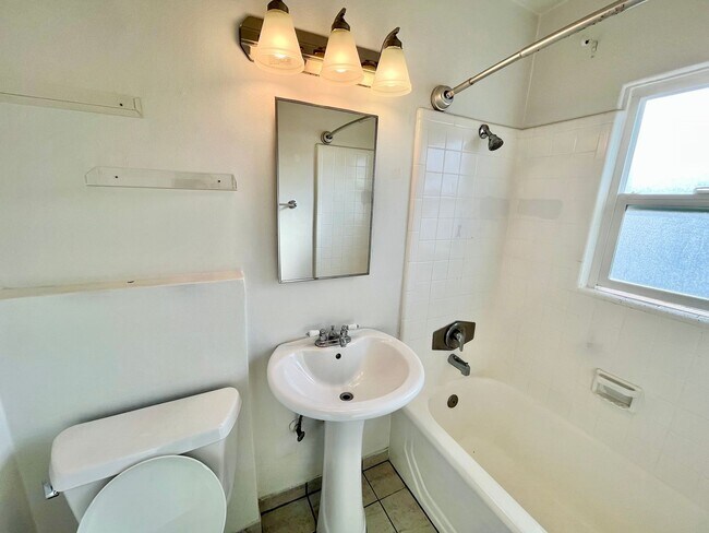 Building Photo - $200 OFF First Month's Rent! Upstairs 1 Be...