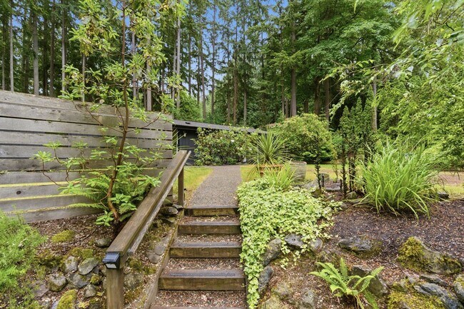 Building Photo - Single level Bainbridge Island home