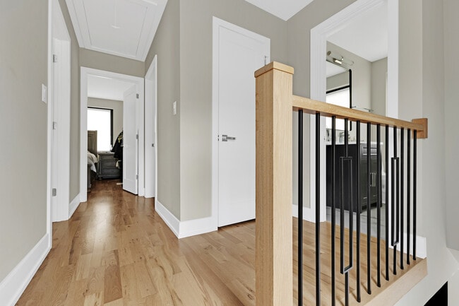 Building Photo - 819 Albion Ave