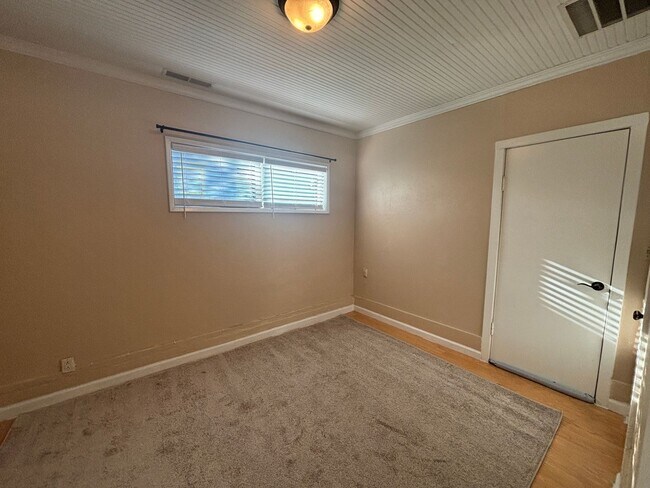 Building Photo - Charming 3 Bedroom 1 Bath single story home, with large yard