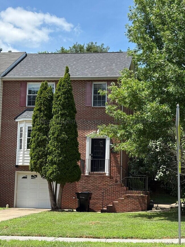 Building Photo - 2027 Harvest Dr