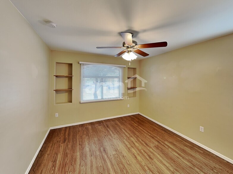 Building Photo - 4013 E Shadow Branch Dr