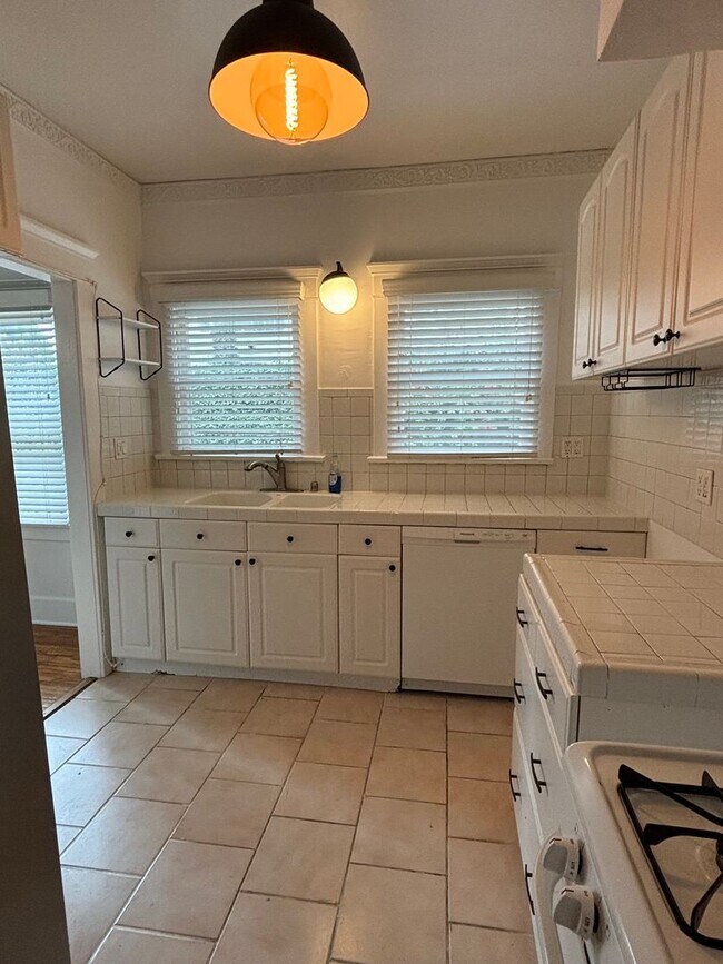 Building Photo - Beautiful 2 Bedroom 1 Bath available now in Long Beach