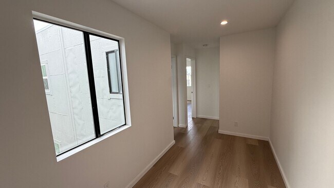 Building Photo - 1630 Oakdale Ave