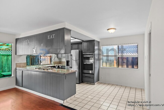 Building Photo - 740 Hollyhock Dr