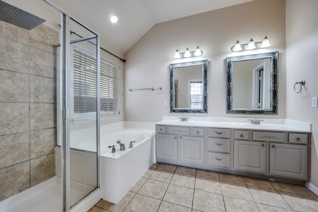 Building Photo - 1281 Golf Club Dr