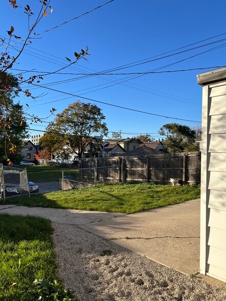 Building Photo - 2159 S Mound St