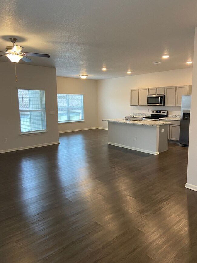 Building Photo - NOW PRELEASING! Charming Three-Bedroom, Two-and-a-Half-Bath Home in Spring Hill