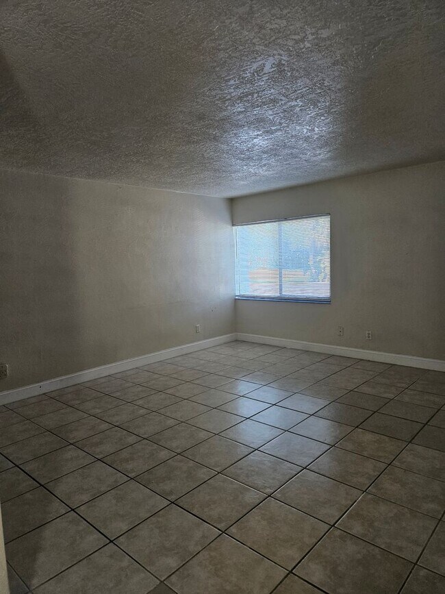 Building Photo - 1 BEDROOM 1 BATH NEWLY RENOVATED CONDO