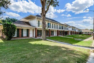 Building Photo - Beautiful and Spacious!  Freshly Renovated...