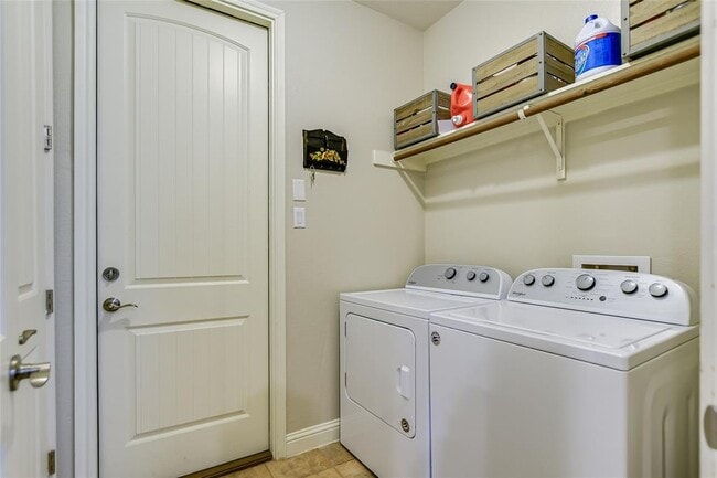 Building Photo - 2516 Amur Dr