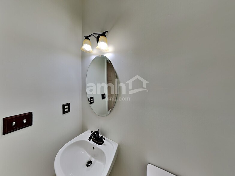 Building Photo - 9149 Glenashley Dr