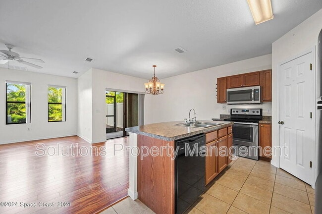 Building Photo - 1375 Lara Cir