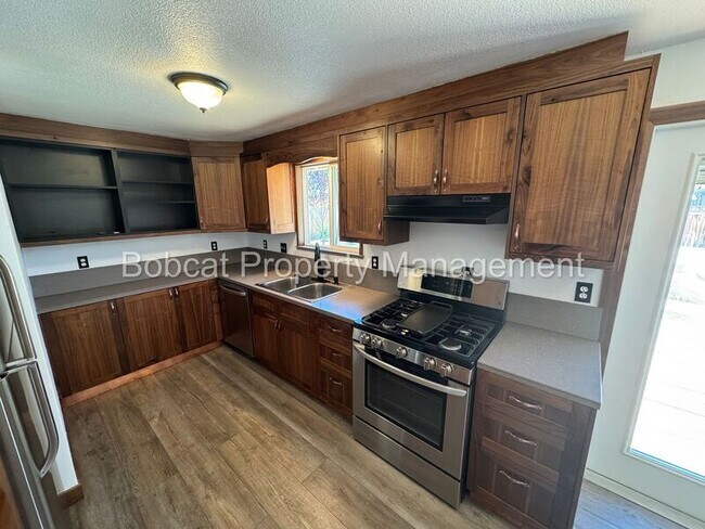 Building Photo - 700 Cottonwood Dr