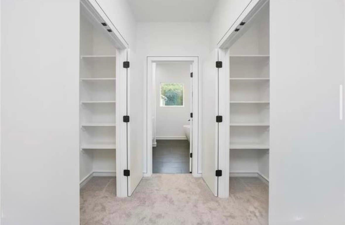 Building Photo - 2108 Roslyn Ave