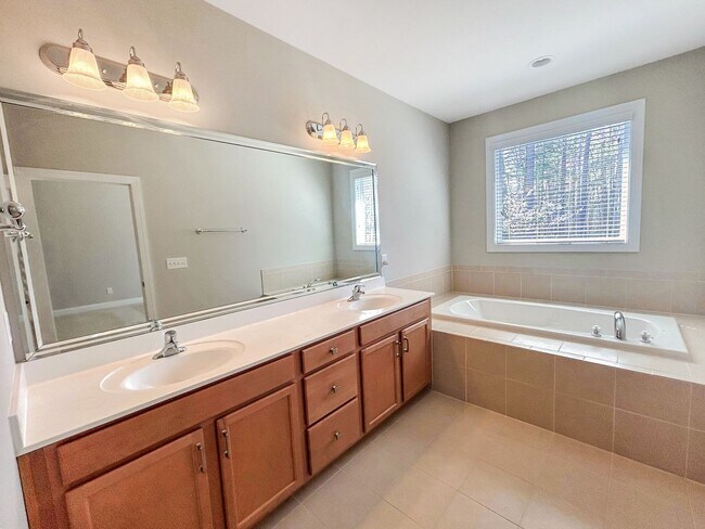 Building Photo - Beautiful 3BD/2.5BA townhome with garage in great Cary community and location!