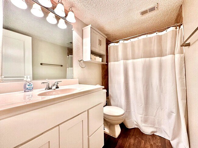 Building Photo - 1 Bed 1 Bath Steps from the UT Campus!