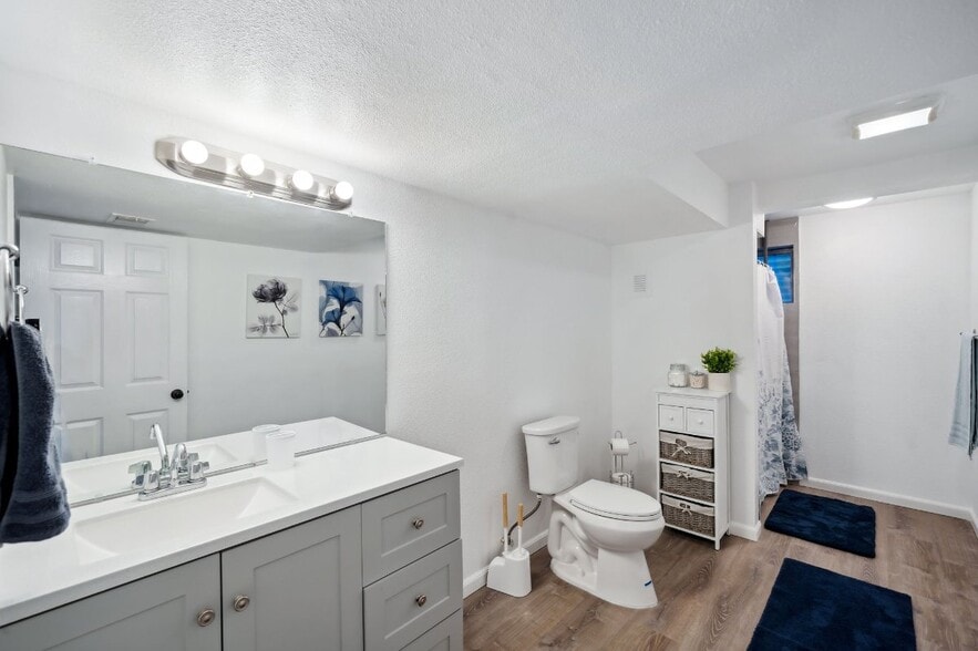 Building Photo - 2512 Hollingbourne Dr