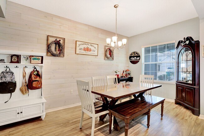 Building Photo - Gorgeous 4/3 in Newberry Corners